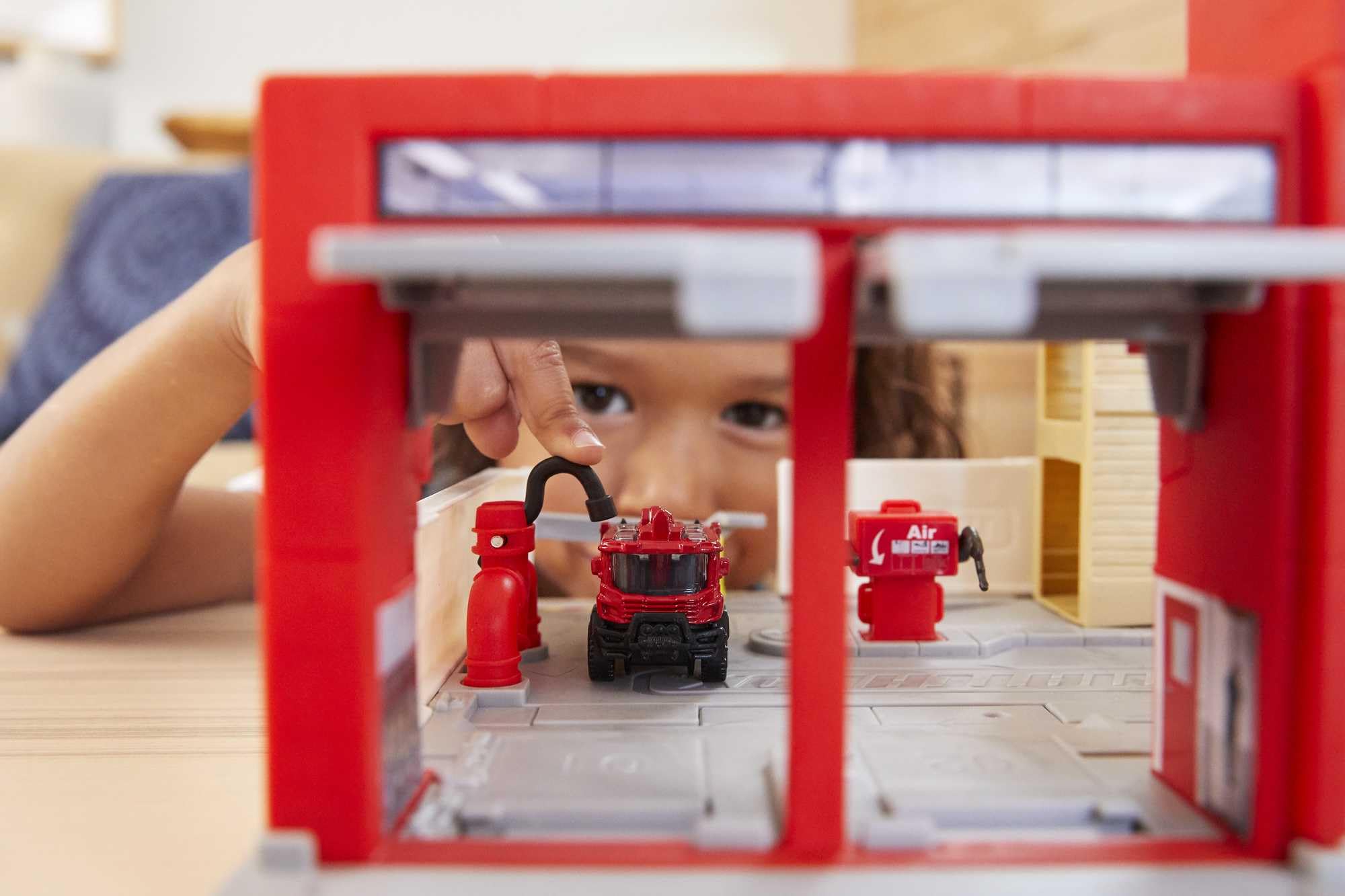 matchbox-action-drivers-feuerwache-spielset-hbd76-ab-3 image 4