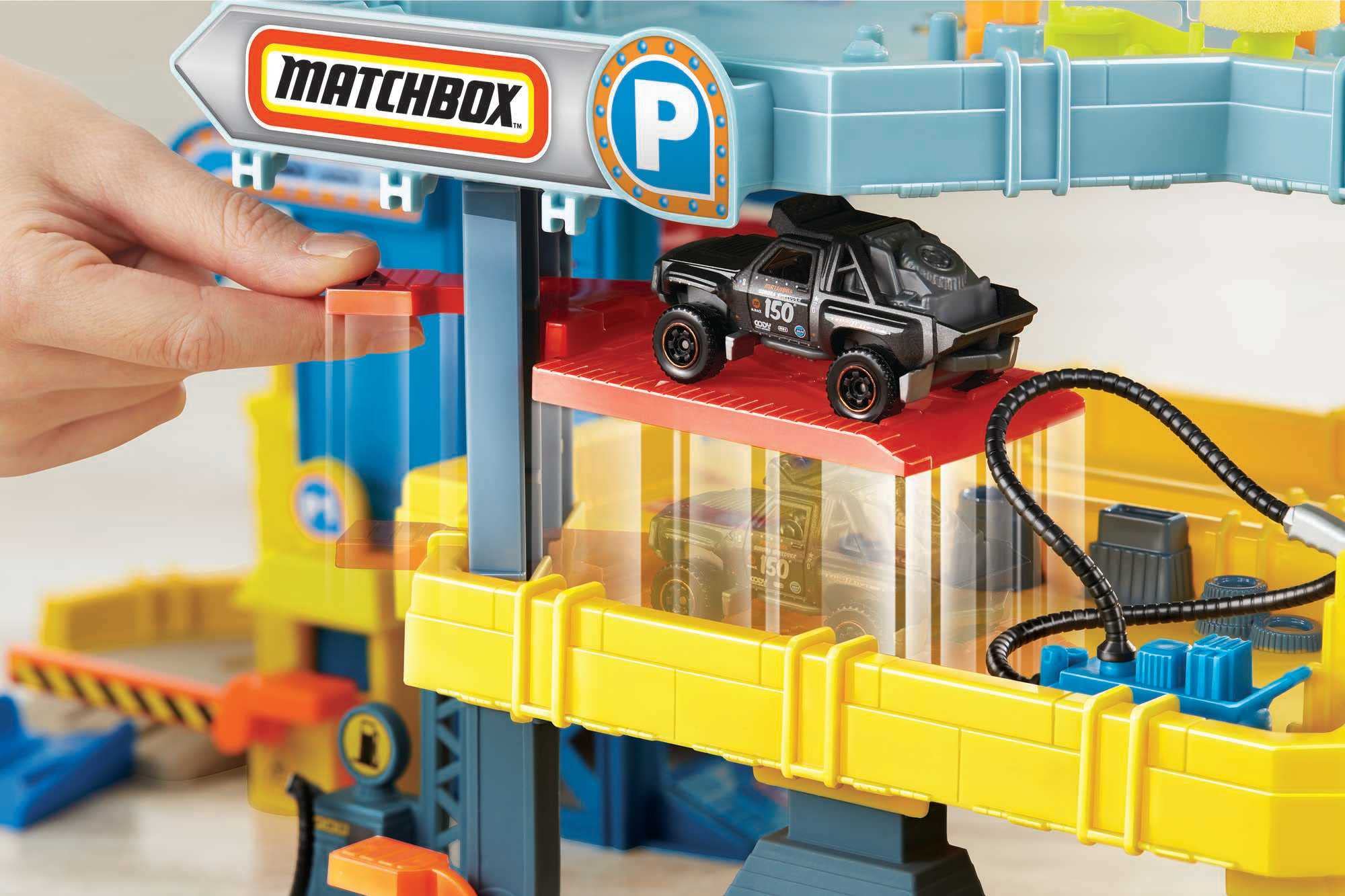 matchbox-action-drivers-cjm67-autorennbahn-4-st-ckig-mit-auto image 4